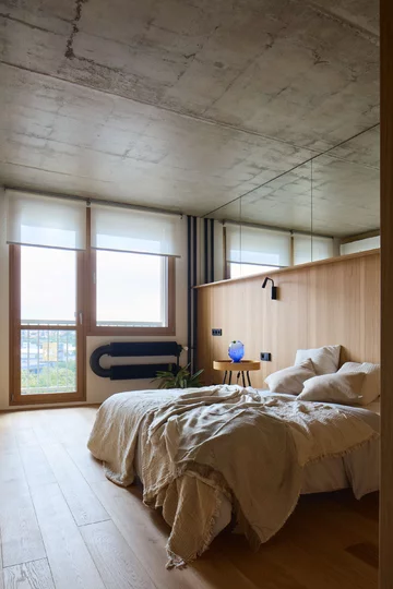 Mieszkanie z niebieską kuchnią, projekt Iva Hajkova Studio