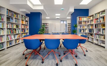 Miejska Biblioteka Publiczna w&nbsp;Nisku po&nbsp;metamorfozie. Nowe wnętrza łączą funkcje tradycyjnej czytelni z&nbsp;przestrzeniami do&nbsp;nauki, odpoczynku, zabawy i&nbsp;spotkań