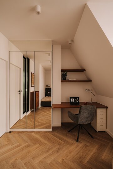 Mid-century modern w nowoczesnym wydaniu. Apartament projektu MOIE studio na Kępie Mieszczańskiej 