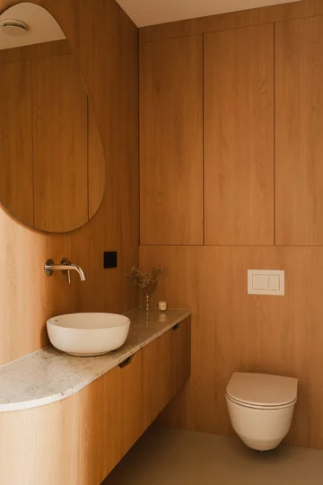 Dom na skraju lasu w Oławie zaprojektowany przez pracownię Habitat. Naturalne materiały, jasne drewno, mikrocement i światło dzienne tworzą spokojne, nowoczesne wnętrze będące przedłużeniem otaczającej przyrody 