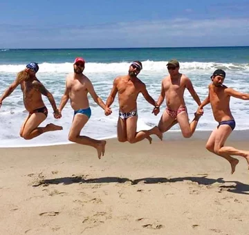 Mężczyźni parodiujący kobiety 