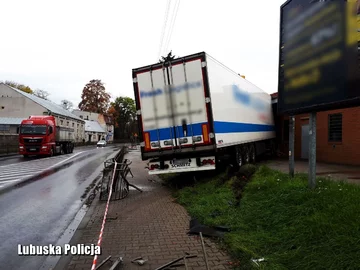TIR wjechał w Netto 