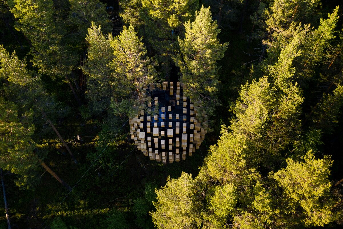 Biosphere, dom na drzewie z kompleksu Tree Hotel, proj. BIG 