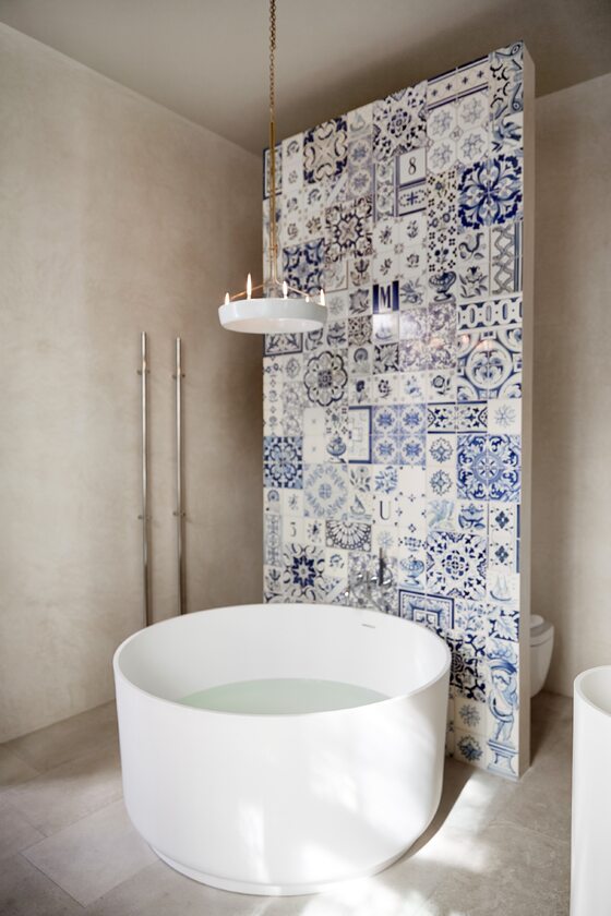 Minimalistyczna łazienka z portugalskimi płytkami azulejos 