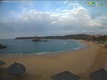 Plaża przed uderzeniem martwej fali ((fot.Twitter/Webcam_mexico)