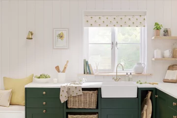 Boazeria angielska w modnym połączeniu bieli z zielenią Sophie Allport, boazeria angielska