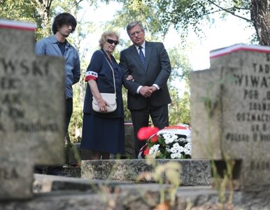 Miniatura: Komorowski złożył kwiaty na grobach...