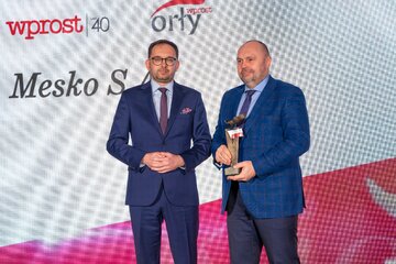 Dariusz Michalak, Mesko S.A. (po prawej) ze&nbsp;statuetką Orła . Nagrodę wręczał Robert Jakubik, dyrektor biura Ministra Funduszy i&nbsp;Polityki Regionalnej.
