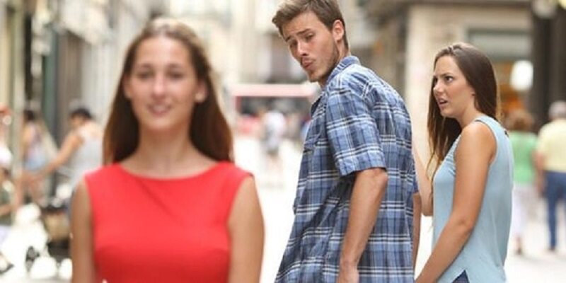 Najlepszy mem: Distracted Boyfriend (Zdezorientowany chłopak) 