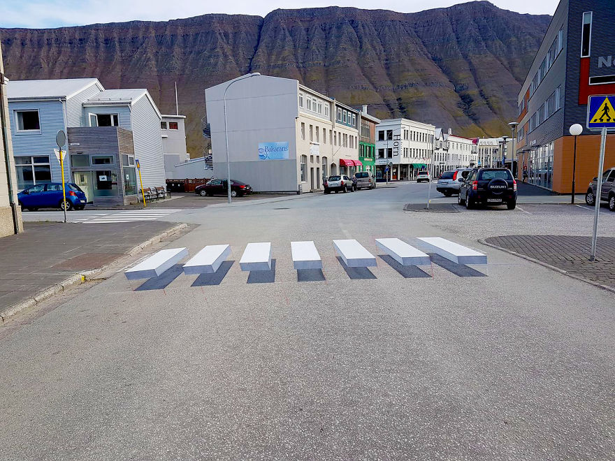 Przejście dla pieszych, które powstaje w Ísafjörður w Islandii 