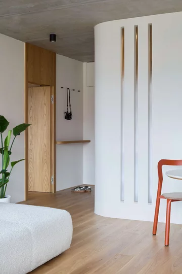 Mieszkanie z niebieską kuchnią, projekt Iva Hajkova Studio