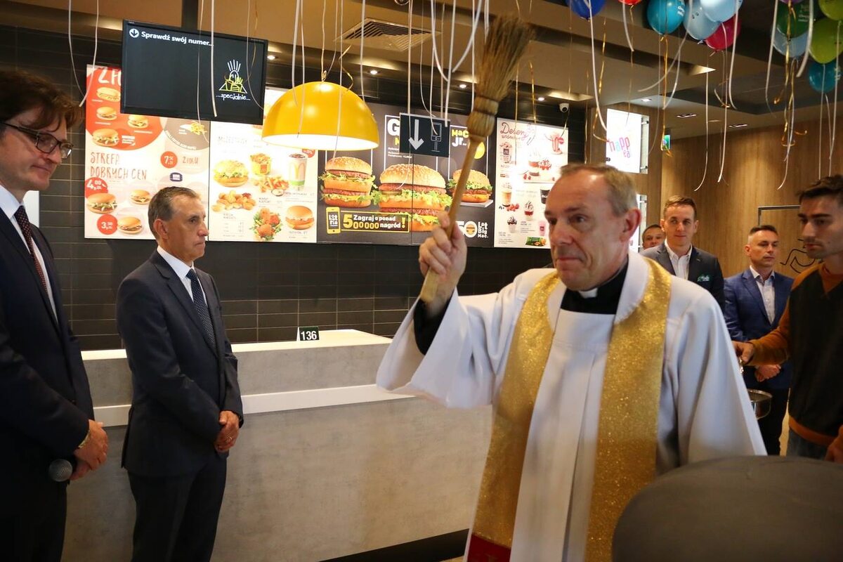 Na otwarciu restauracji McDonald's w Nakle nad Notecią obecny był ksiądz 