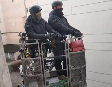 Miniatura: Policjanci na wysięgniku zaglądali do...