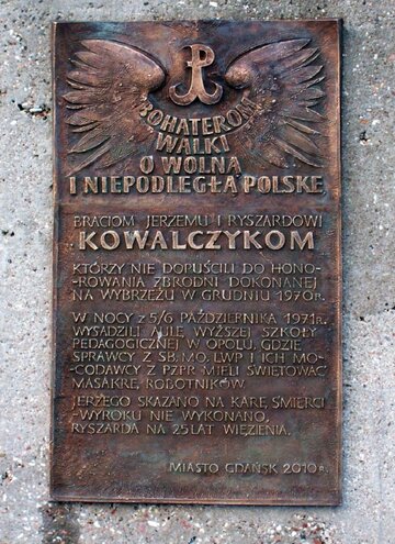 Tablica pamiątkowa poświęcona Kowalczykom na&nbsp;Placu Solidarności w&nbsp;Gdańsku