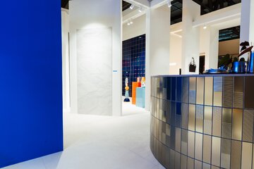 Stoisko Grupa Tubądzin na Salone del Mobile 2026 – immersyjna przestrzeń inspirowana pracownią artysty redefiniuje rolę ceramiki w architekturze 