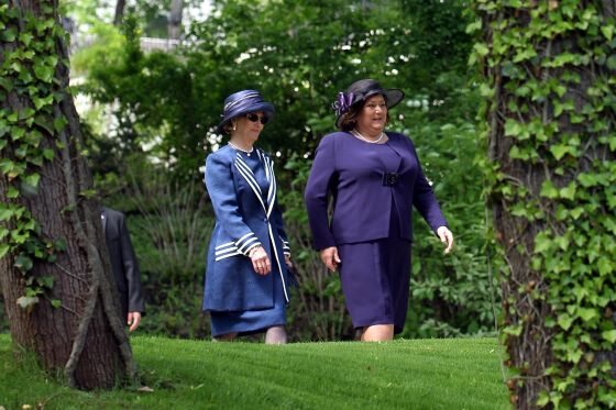 Pierwsza Dama z dumą oprowadzała królową Sonję po alejach ogrodu prezydenckiego, fot. PAP/Radek Pietruszka