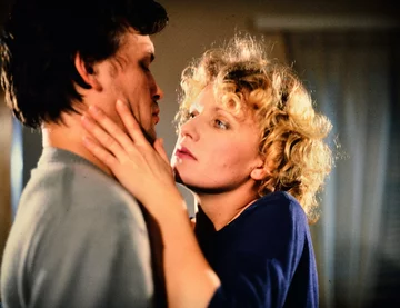 Kadr z filmu „Nieproszony gość” 1986. Kadr z filmu „Nieproszony gość” w reżyserii Feliksa Falka; n/z Jan Frycz, Maria Pakulnis.