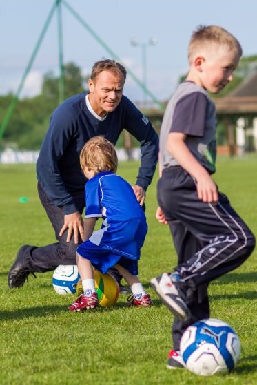 W trakcie zabaw z piłką i dziećmi, premier mógł poczuć się jak młody ojciec, fot. PAP/Adam Ciereszko