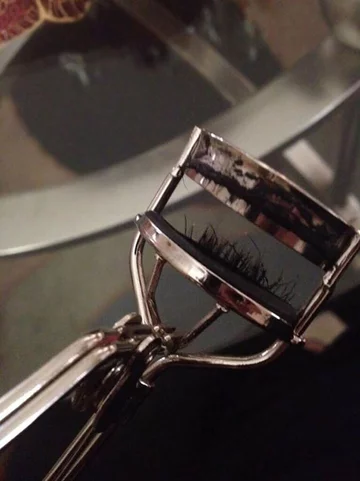 Lepiej nie podkręcać rzęs na spacerze, bo można się potknąć 