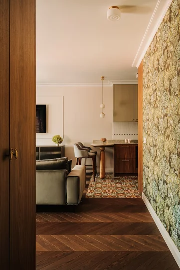 Ten apartament udowadnia, że kobiece wnętrze nie musi być jasne ani przewidywalne. Projekt pracowni Buduar łączy elegancję, funkcjonalność i wyrafinowany klimat 