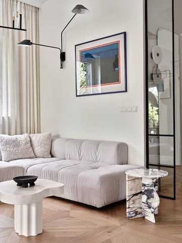 Apartament na Mokotowie zaprojektowany przez Agatę Kasprzyk-Olszewską z Loft Factory łączy codzienną funkcjonalność z francuską elegancją 