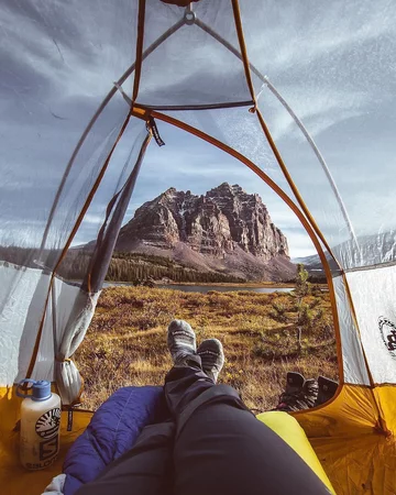 Przezroczysty namiot wpisujący się w trend „transparent camping” 