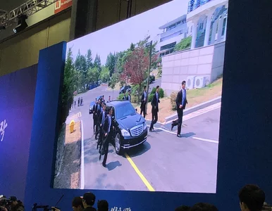 Miniatura: Tuzin ochroniarzy wokół mercedesa Kim...