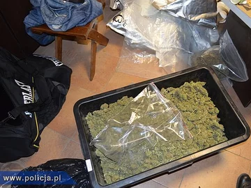 Narkotyki znalezione w garażu (fot. policja.pl)
