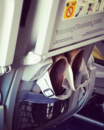 Dziwne zachowania i znaleziska w samolotach. Zdjęcie z profilu Passenger Shaming 