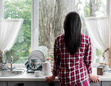 Miniatura: Babcia pocierała szybę w kuchni cebulą....