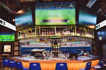 Sportowy bar w Nines, restauracji Roberta Lewandowskiego. Lokal mieści się w starym browarze przy ulicy Grzybowskiej w Warszawie 