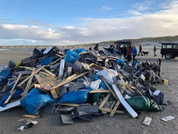 Kontenery wpadły do morza. Ludzie na wyspach znajdują "skarby" 