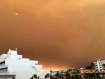 Brunatne niebo nad miastem Albufeira na południu Portugalii 