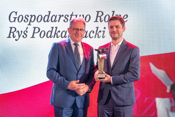 Remigiusz Rybienik (z prawej) oraz wręczający nagrodę poseł Tadeusz Chrzan