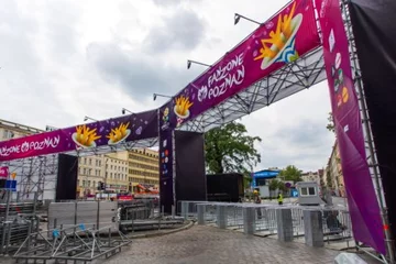 Poznań, budowa poznańskiej strefy kibica na Placu Wolności (fot. PAP/Adam Ciereszko)