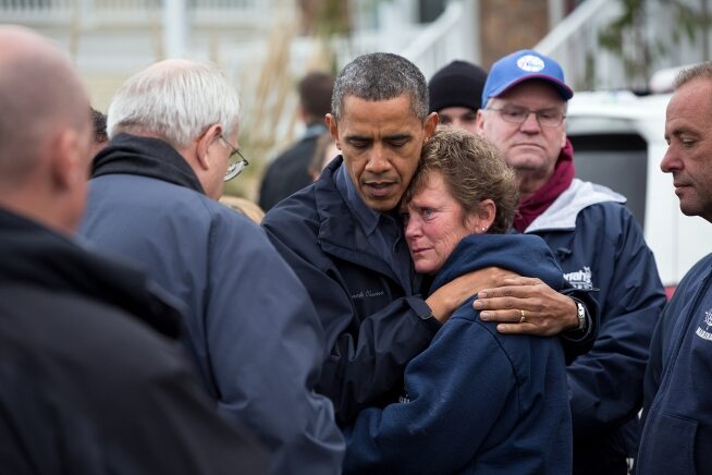 Prezydent Barack Obama przytula Donne Vanzant, właścicielkę North Point, po przejściu huraganu Sandy w Atlantic City