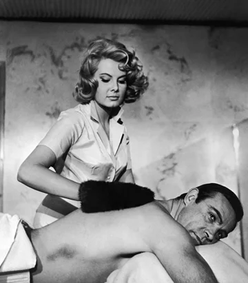 Sean Connery i Molly Peters w filmie „Operacja Piorun” (1965) 