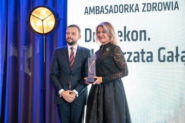 Nagrodę dr n. ekonom. Małgorzacie Gałązce-Sobotce wręczył prof. Radosław Sierpiński, prezes ABM