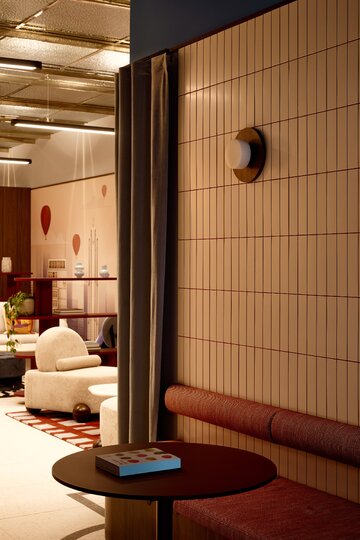 Projekt wnętrz B&B HOTEL Wrocław Old Town autorstwa AKA Studio nawiązuje do modernistycznej architektury budynku i estetyki Art Déco, reinterpretując historyczne detale we współczesny sposób 