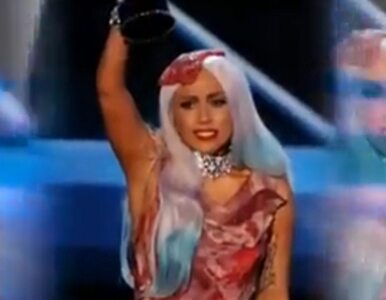 Miniatura: Lady GaGa znów szokuje. Założyła suknię...