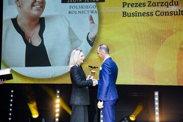 Nagroda dla&nbsp;Beaty Mateckiej z&nbsp;Business Consulting Group &ndash; odebrał przedstawiciel firmy BCG z&nbsp;rąk Agnieszki Niesłuchowskiej, dziennikarki Wprost