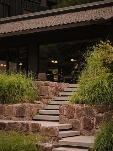 To butikowy hotel w Emeishan w Chinach zaprojektowany przez Studio J. Bridgland (SJB), powstały w wyniku adaptacji istniejących budynków 