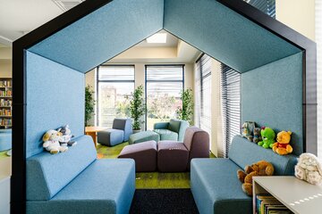 Miejska Biblioteka Publiczna w&nbsp;Nisku po&nbsp;metamorfozie. Nowe wnętrza łączą funkcje tradycyjnej czytelni z&nbsp;przestrzeniami do&nbsp;nauki, odpoczynku, zabawy i&nbsp;spotkań