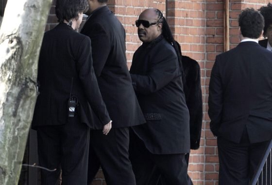 W pogrzebie uczestniczył m.in. Stevie Wonder (fot. EPA/JUSTIN LANE/PAP)