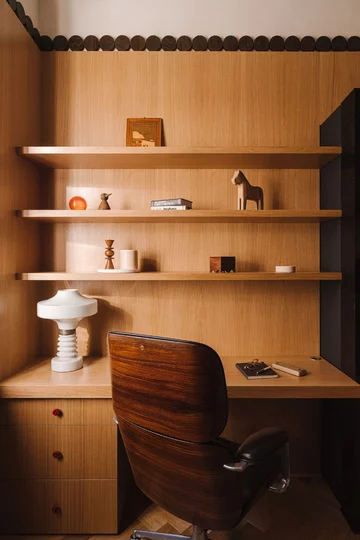 Świetlik jak słońce, kamień jak biżuteria. To wnętrze robi wrażenie. Projekt Wojciech Nowak z NOWW 