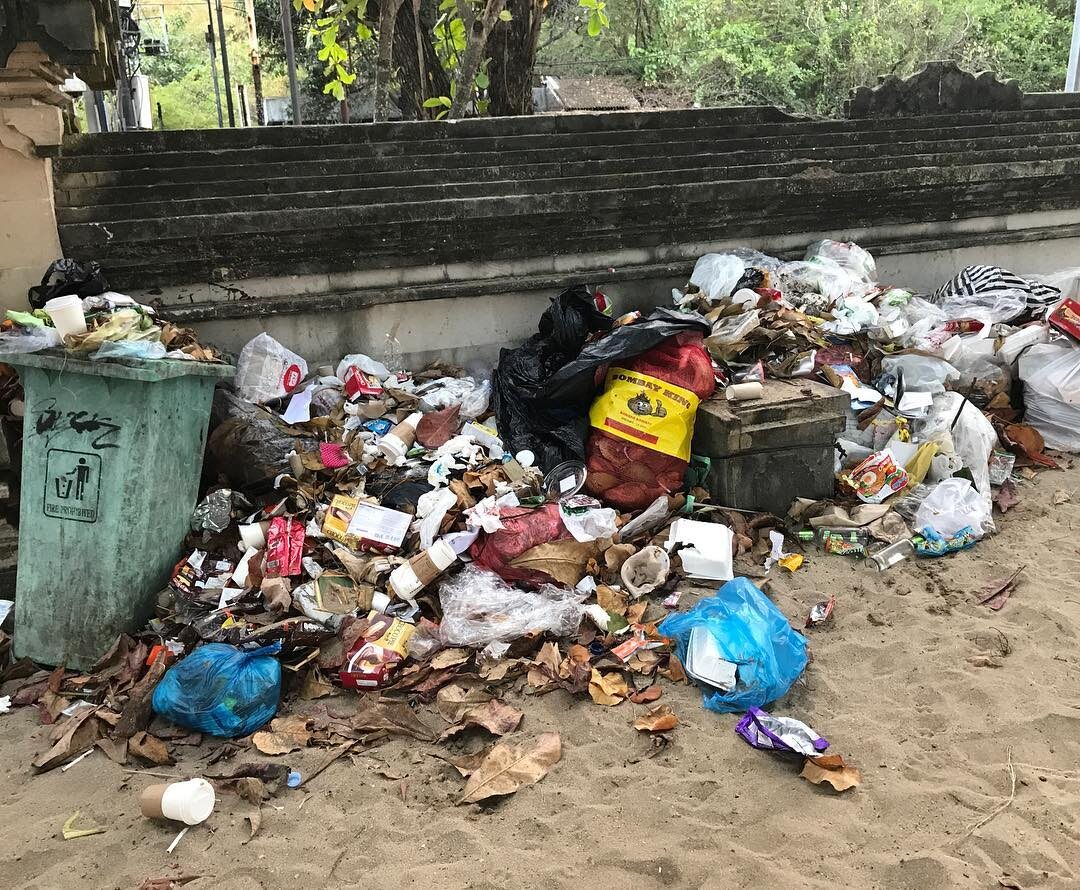 Śmieci na plaży na Bali 