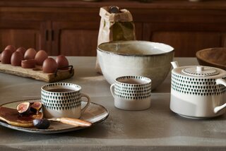 Codzienne rytuały w&nbsp;rustykalnym wydaniu &ndash; kamionkowe naczynia i&nbsp;proste formy budują atmosferę domowego ciepła