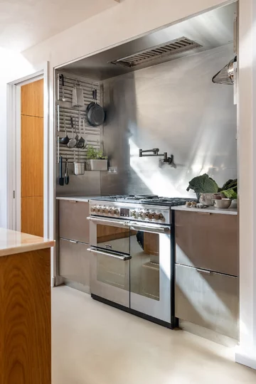 Drewniane meble do kuchni Wnętrze kuchni urządzonej drewnianymi meblami