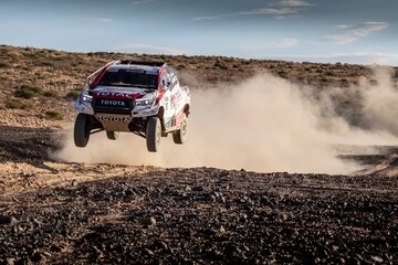 Ferando Alonso testuje Hiluxa przed Rajdem Dakar