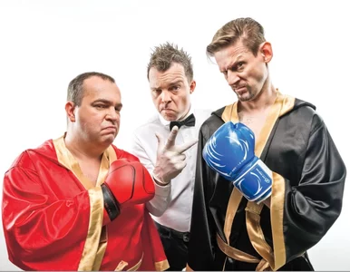 Miniatura: Grupa trzymająca skecze